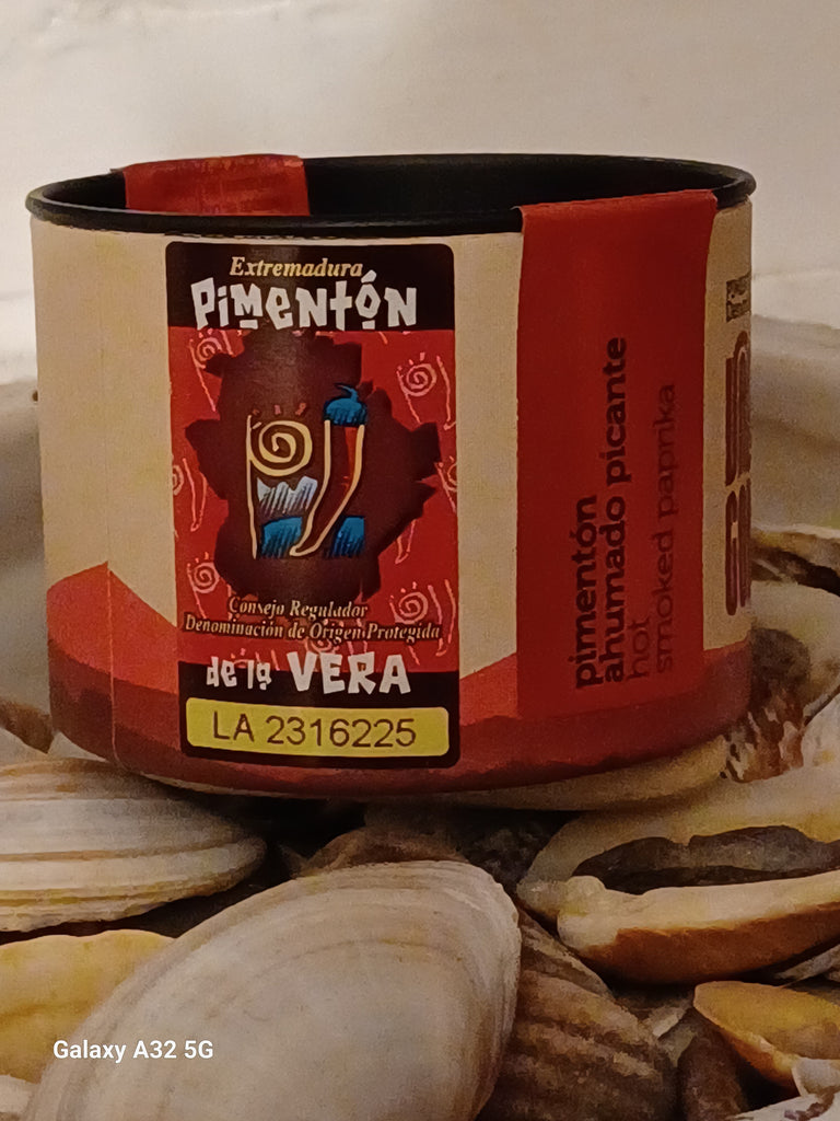 Paprika: Hot, spicy and smoky. 40g.